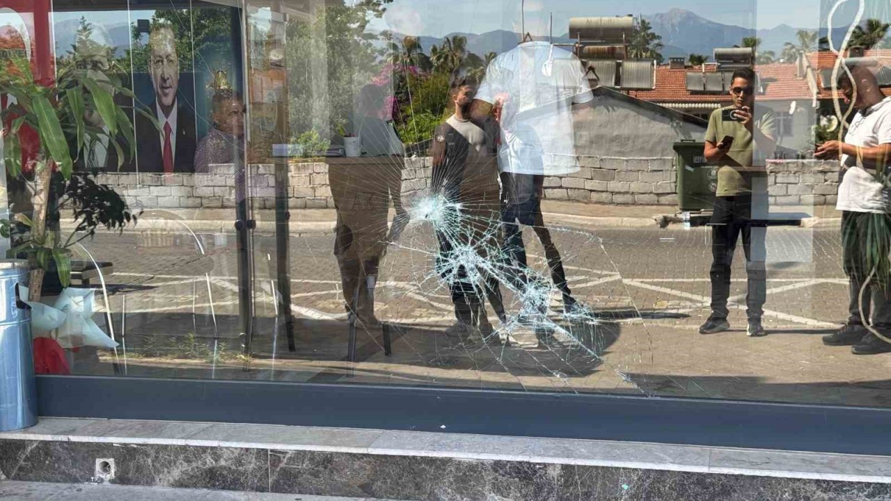 Fethiye’de AK Parti İlçe Başkanlığı binasına taşlı saldırı