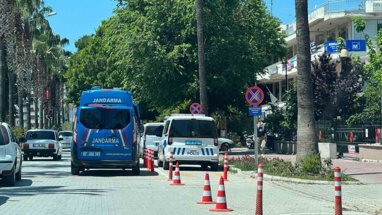Başkasının kimliğini kullanan sürücü, 3 düzensiz göçmenle yakalandı