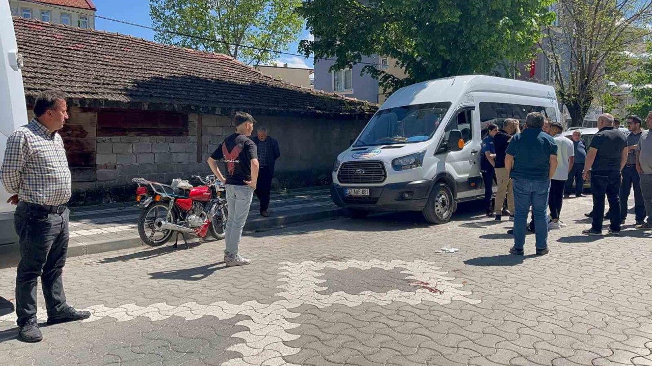 Motosikletten düşen sürücü aralandı