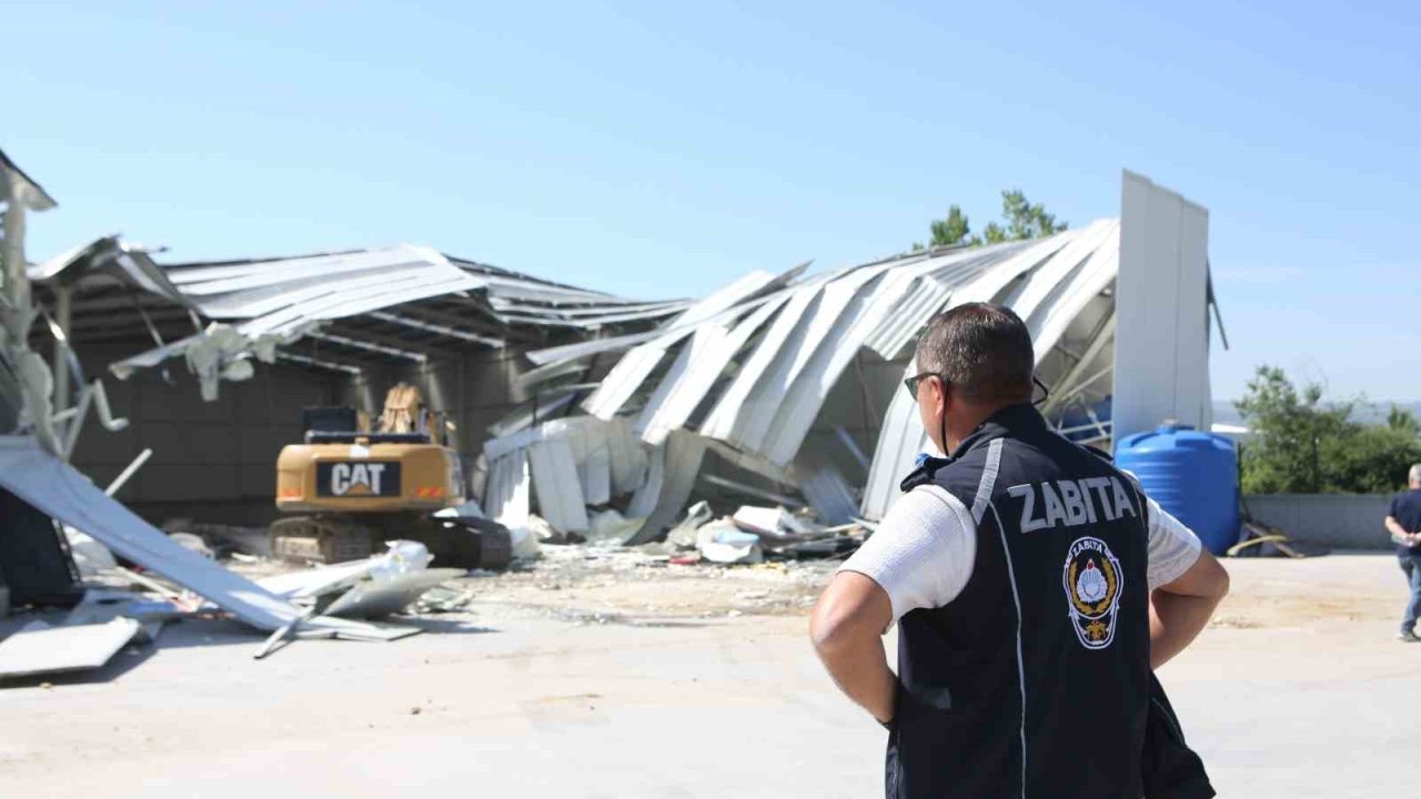 Onlar yapıyor, belediye yıkıyor