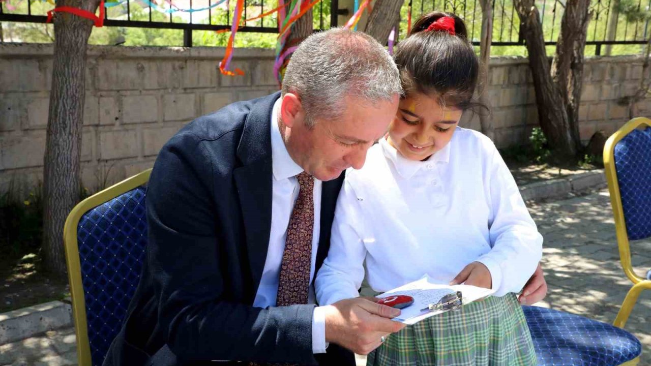 Ağrı’da öğrenciler bahar şenliğinde doyasıya eğlendi