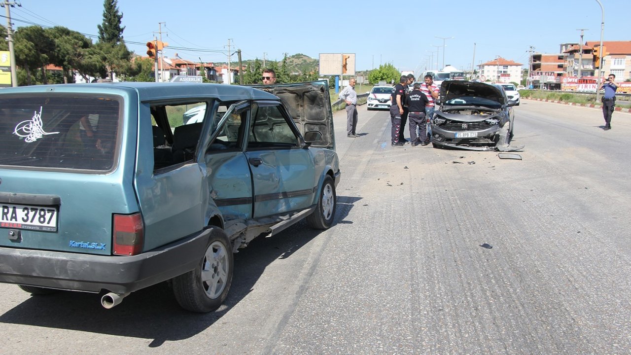 2 otomobil kavşakta çarpıştı: 1 yaralı