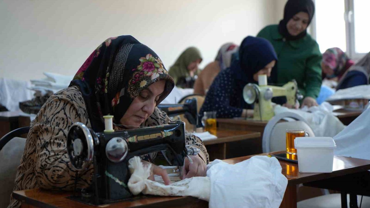 Bir döneme damgasını vurmuştu: Geçmişin izlerini taşıyan beyaz işi ürünler antika dikiş makinelerinde hayata döndürülüyor