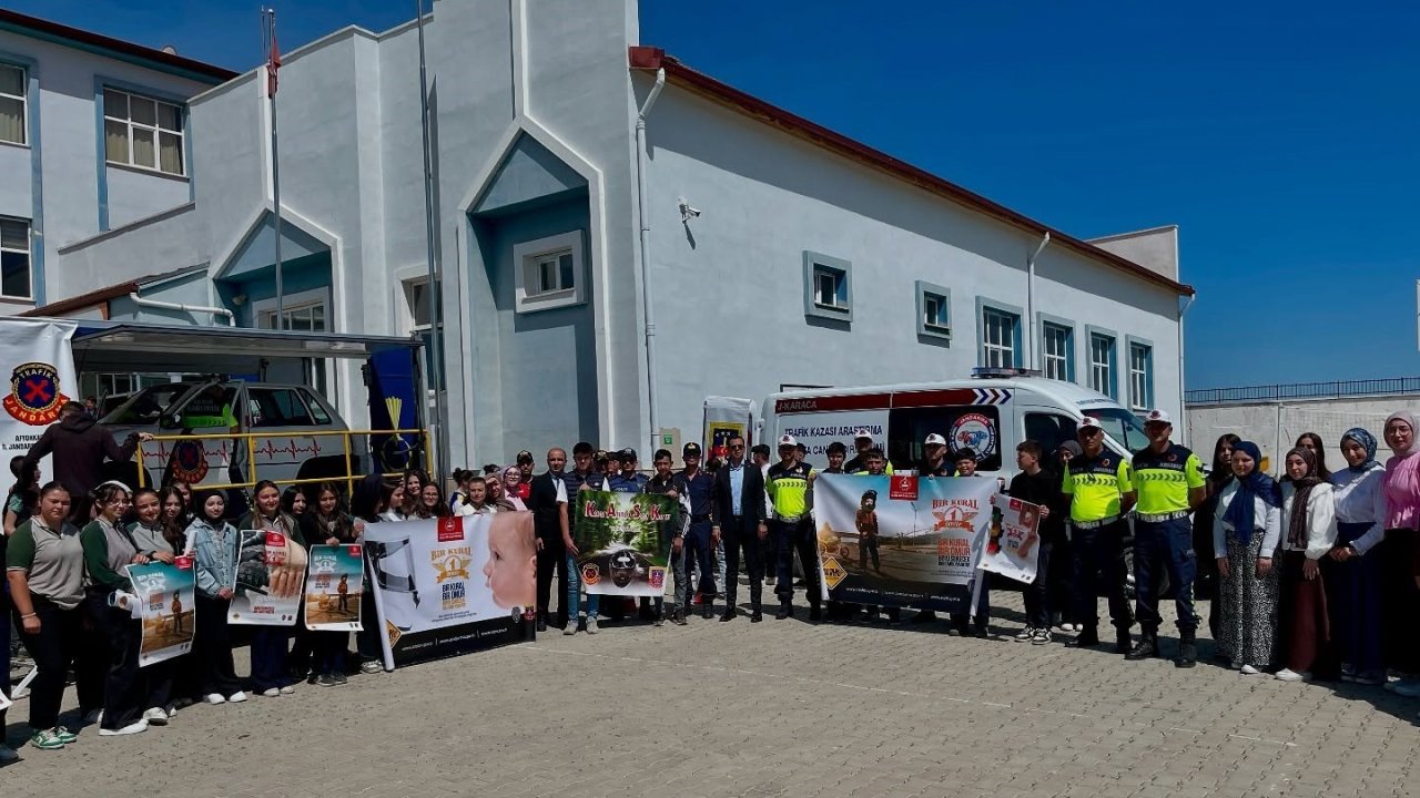 Jandarma’dan 160 öğrenciye emniyet kemeri ve eğitimi