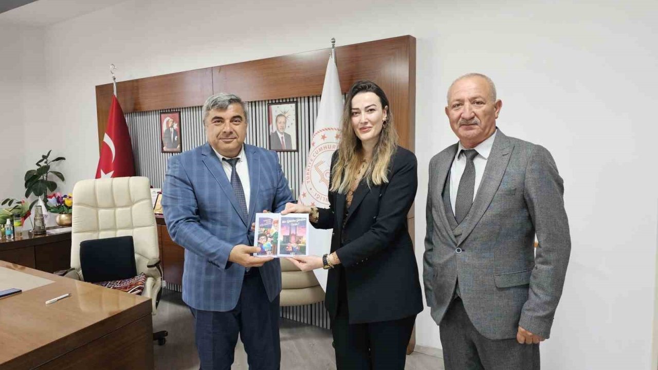 Kübra öğretmen yazdığı kitapları Müdür Sünnetci’ye takdim etti