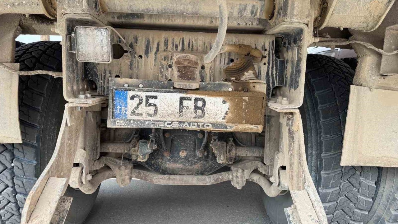 Plakasını kaskla, kilitle ve çamurla kapatan sürücülerin sözleri şaşırttı