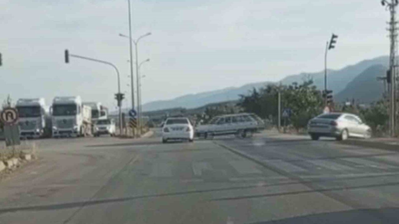 Sosyal medyaya görüntü çekmek isterken, kırmızı ışıkta geçen aracın karıştığı yaralamalı kazayı görüntüledi