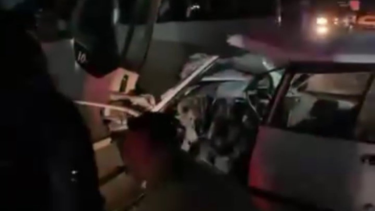 Uzundere’de midibüs ile otomobil çarpıştı: 2 yaralı