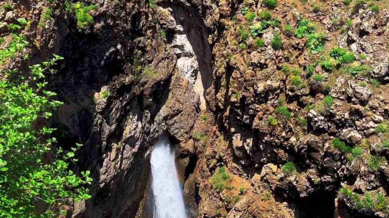 Kayanın içinden süzülen şelale görenleri hayran bırakıyor