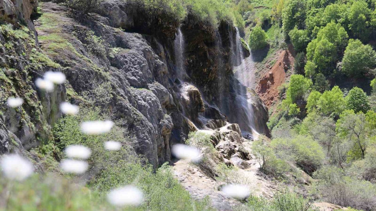 Masalsı görüntülere sahne olan şelale, ziyaretçilerini bekliyor