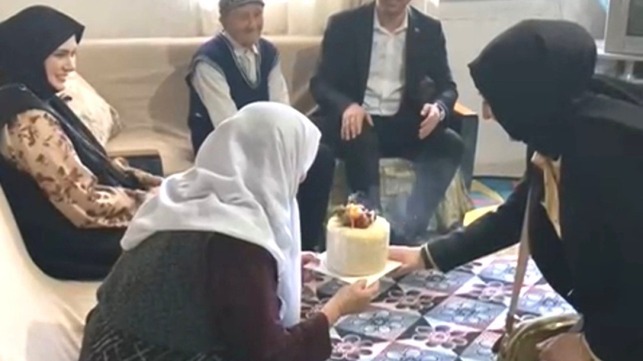Hisarcık Kaymakamı Bahar’dan, 82 yaşındaki Hafize teyzeye pastalı doğum günü kutlaması
