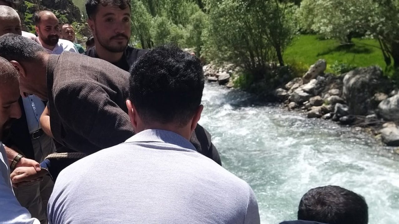 Kontrolden çıkan kamyonet dereye uçtu