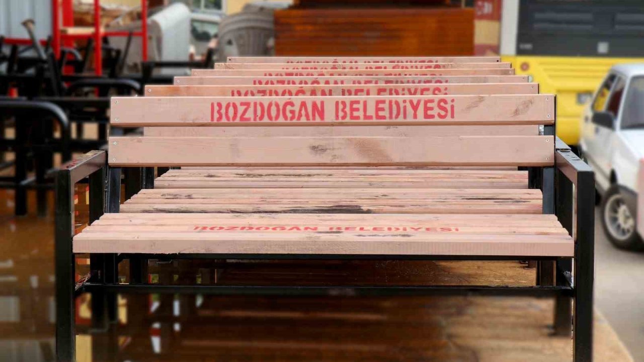 Bozdoğan Belediyesi bankları ve durakları kendi imkânlarıyla üretiyor