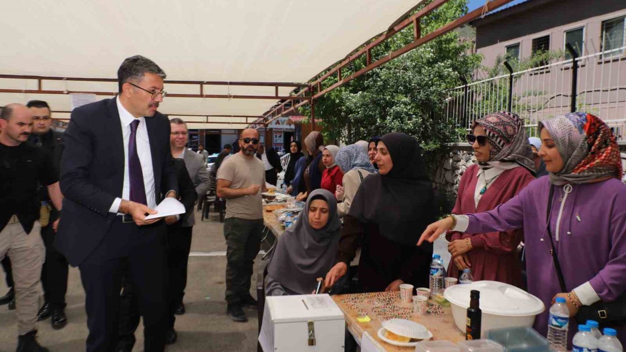 Hakkari’de cami yararına hayır çarşısı kuruldu