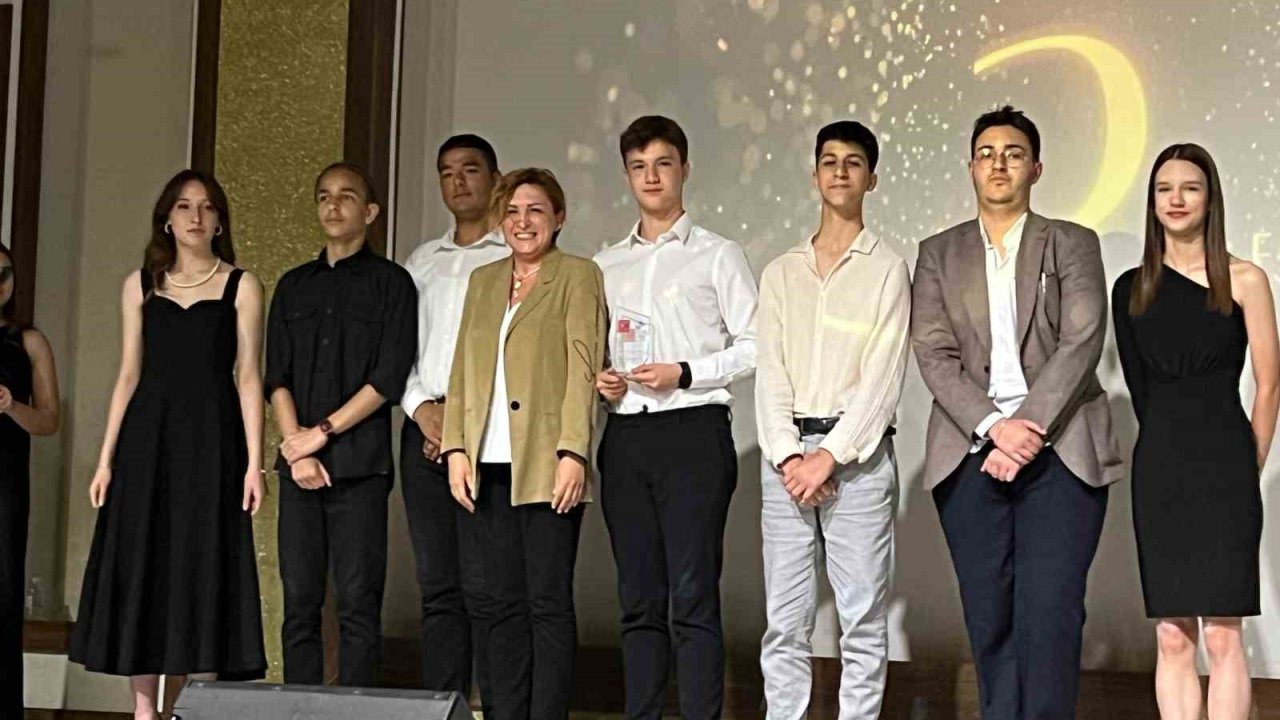 Lise öğrencileri ‘bağımlılığa’ kısa film yarışması ile dikkat çekti