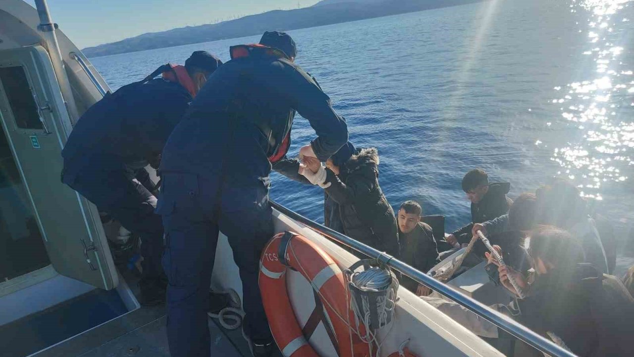 Sahil Güvenlik 21 kaçak göçmeni yakaladı, 46 göçmeni kurtardı
