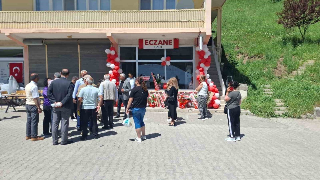 Pülümür’de 18 yıl aradan sonra eczane açıldı
