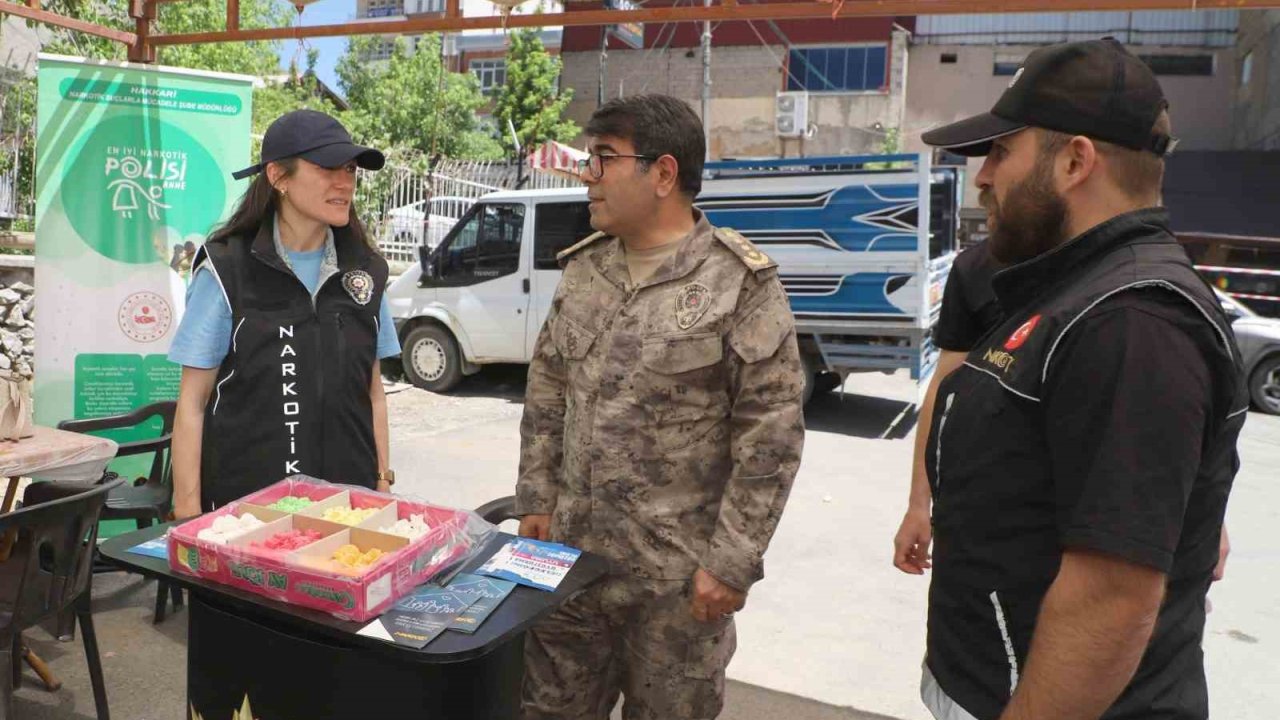 Hakkari’de "En İyi Narkotik Polisi: Anne" standına açıldı
