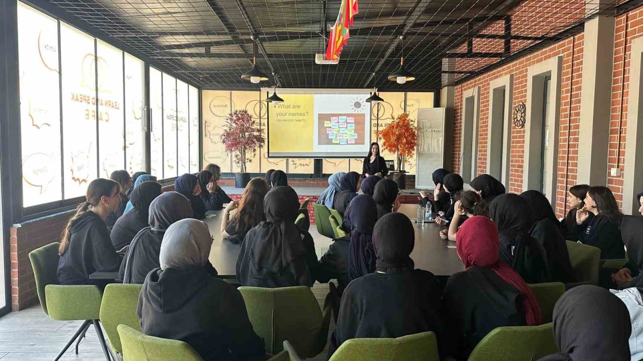 Bu kafede sadece İngilizce konuşuluyor