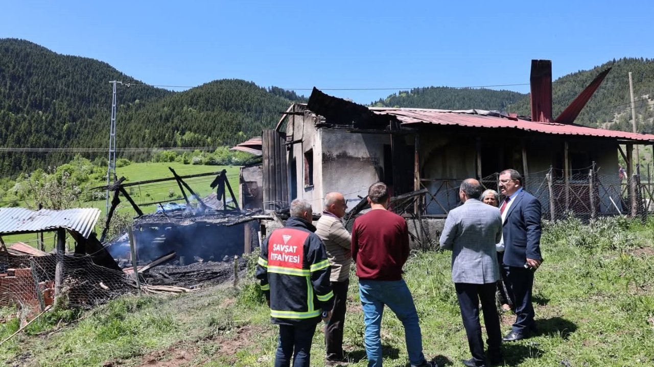Yaşlı kadına ait ev çıkan yangında kül oldu