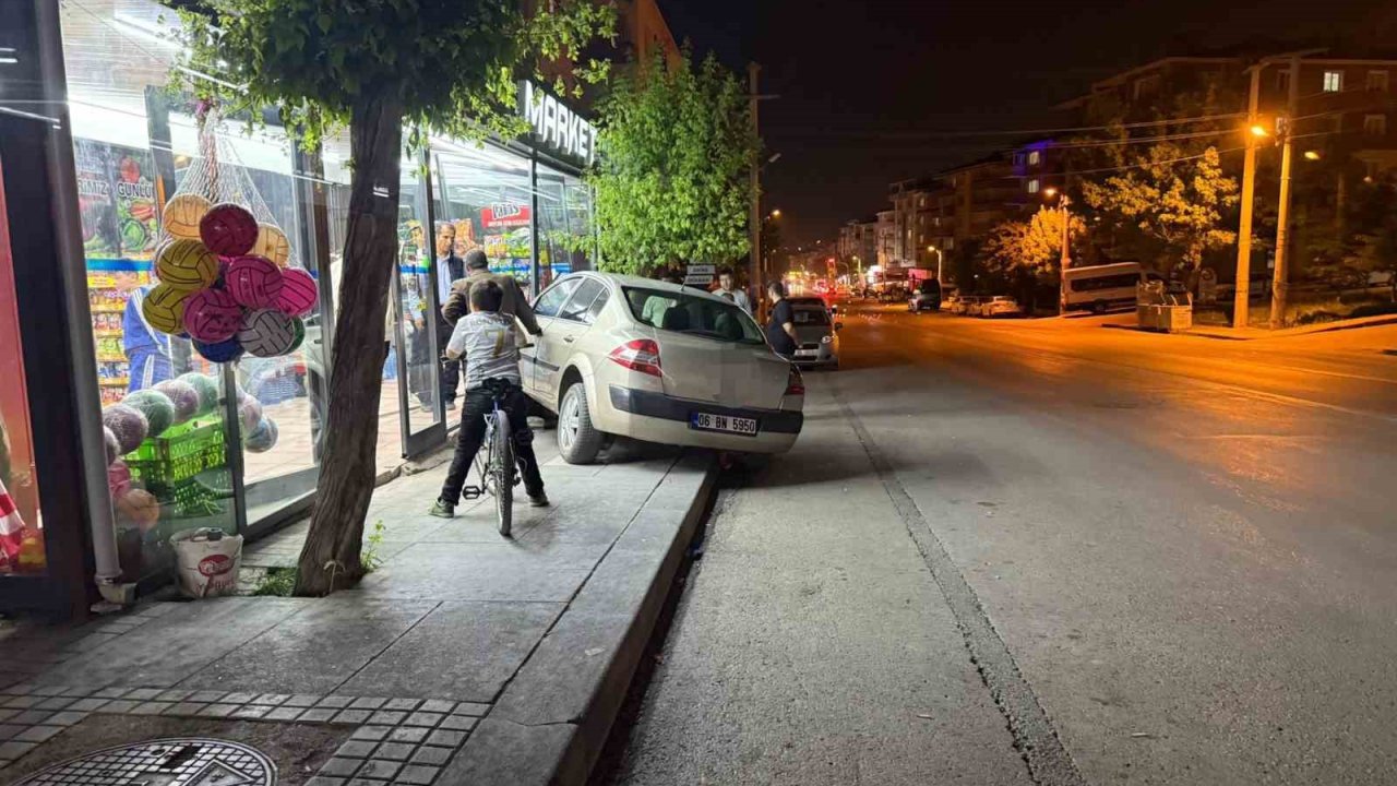 Ankara’da kontrolden çıkan otomobil markete daldı