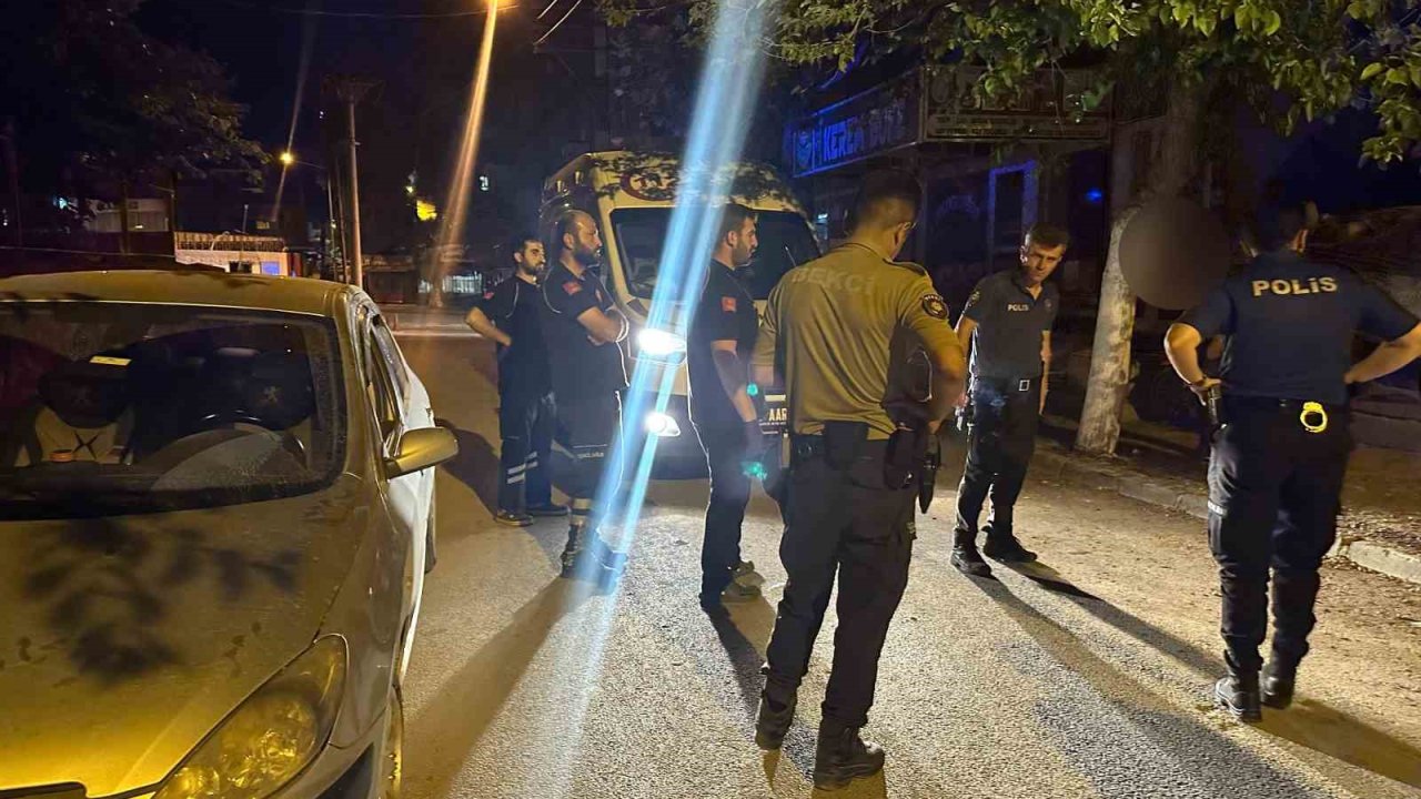 Araçta baygın bulunan 2 şahıs ekipleri hareket geçirdi