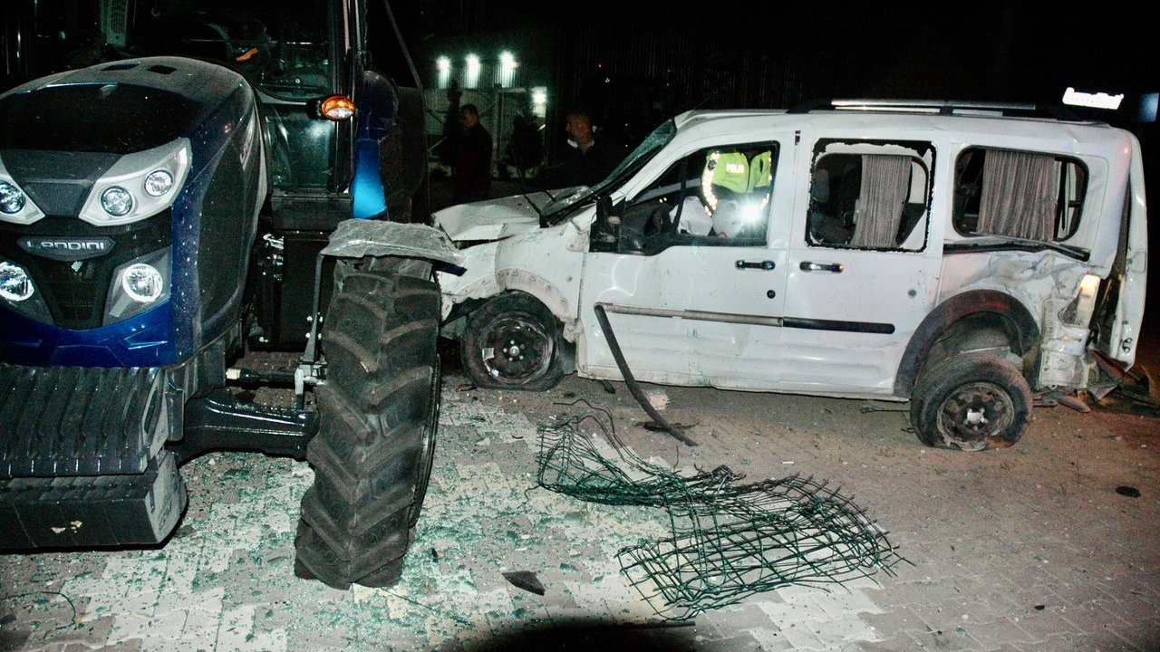 Hafif ticari aracın yoldan çıkıp traktöre çarptığı kaza kamerada: 1 ölü