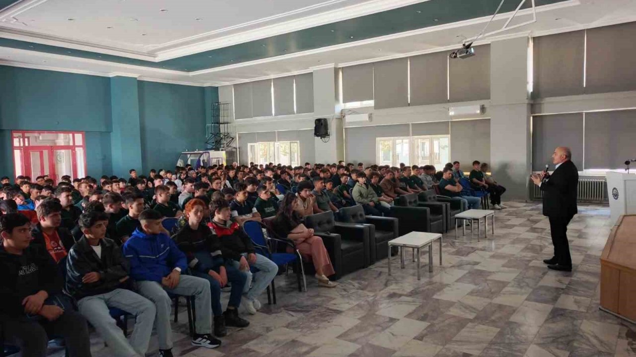 Liseli gençlere yönelik ’Aile ve Mahremiyet’ semineri gerçekleştirildi