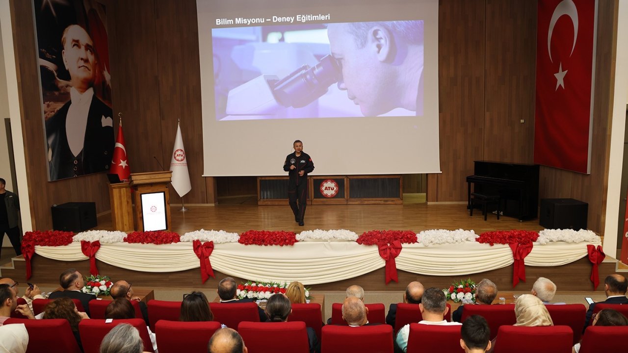 Türkiye’nin ilk astronotu Alper Gezeravcı ATÜ’de öğrencilerle buluştu
