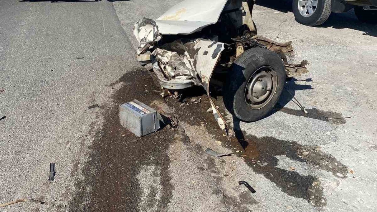 Muğla’daki kazada otomobil ikiye ayrıldı