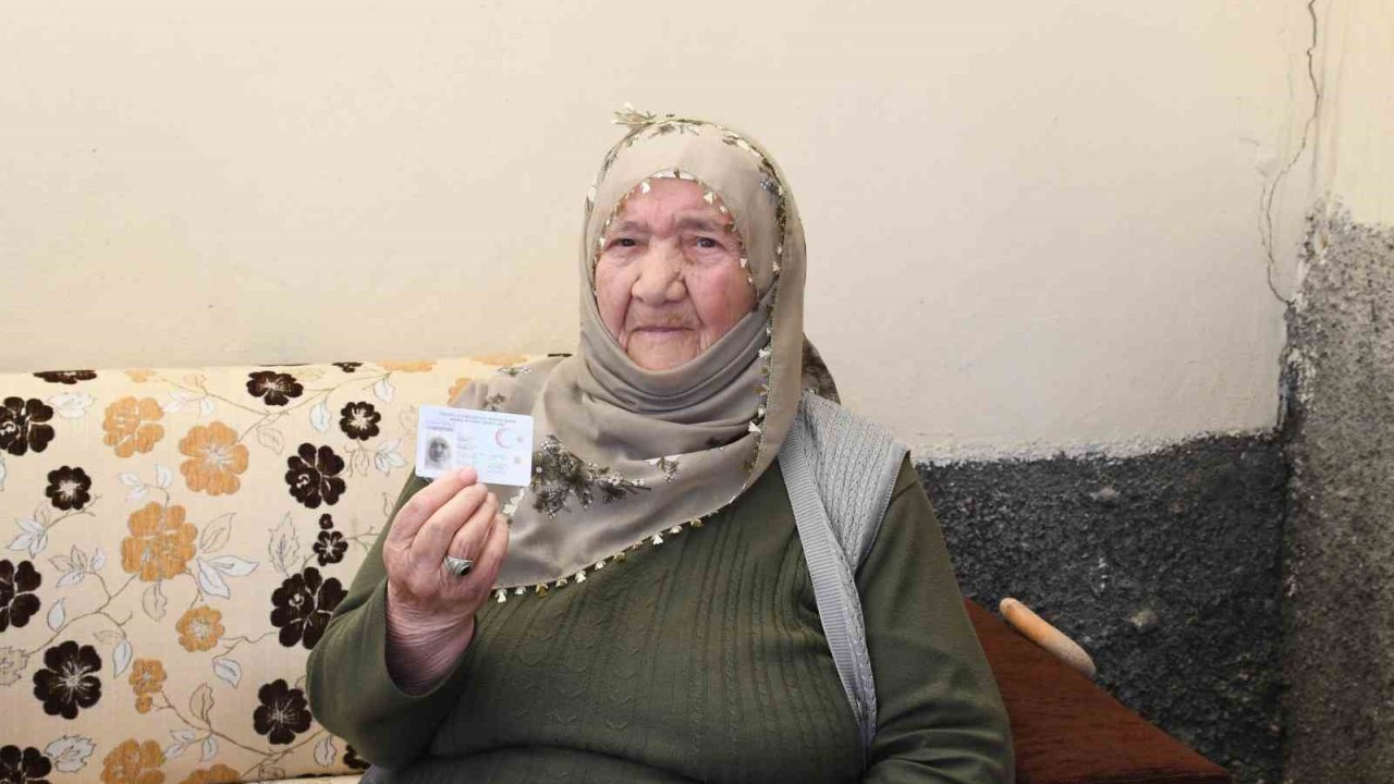 114 yaşındaki Makbule Nine’ye sağlık ekiplerinden doğum günü sürprizi