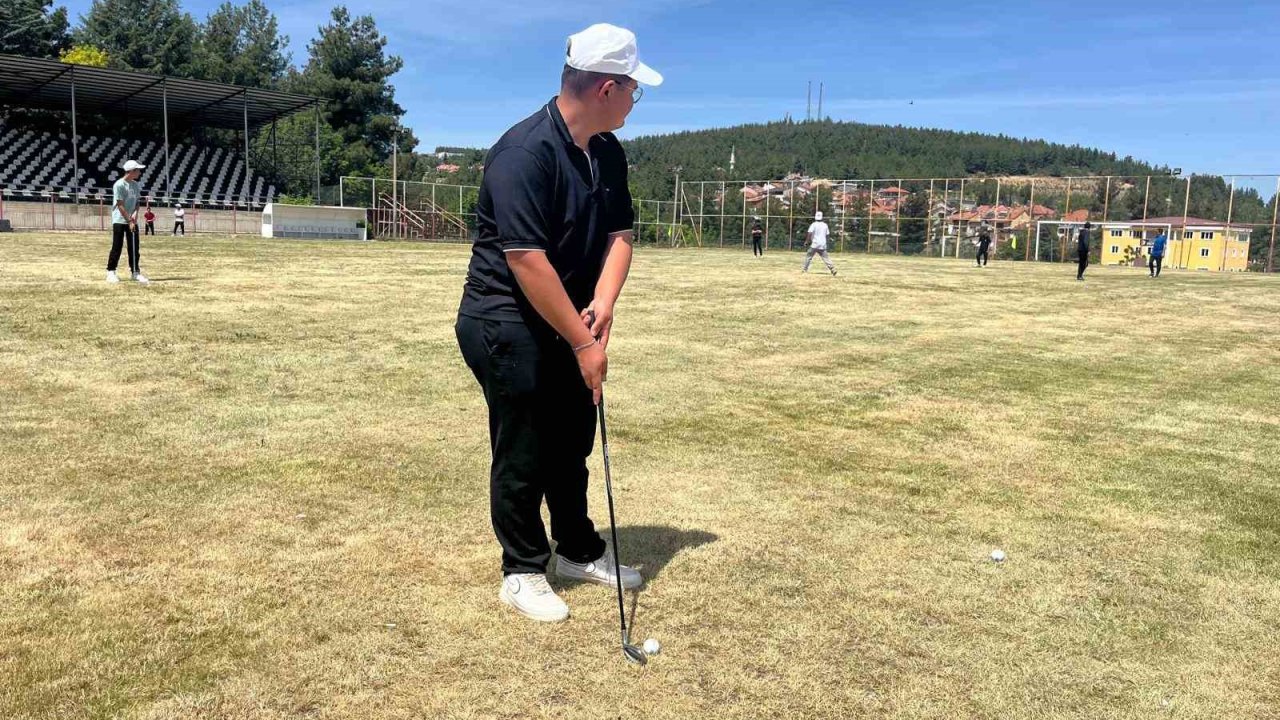 Golf oynayan huzurevi sakinleri, azim ve enerjileriyle alkış aldı