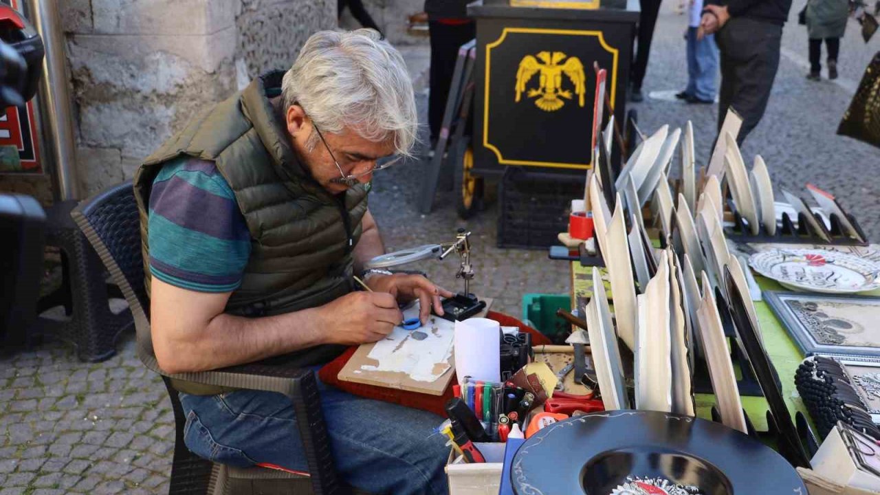 8 asırlık tarihi pirinç tanelerine işliyor