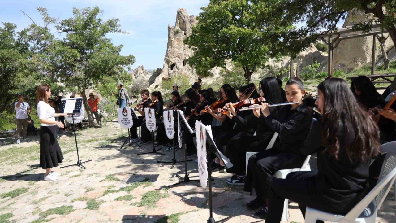 Öğrencilerden turistlere konser