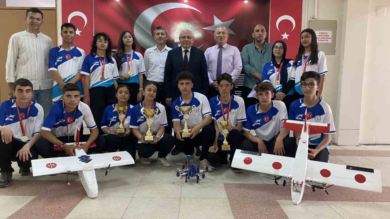 Alaşehir Anadolu İmam Hatip Lisesi’nden hava sporlarında büyük başarı