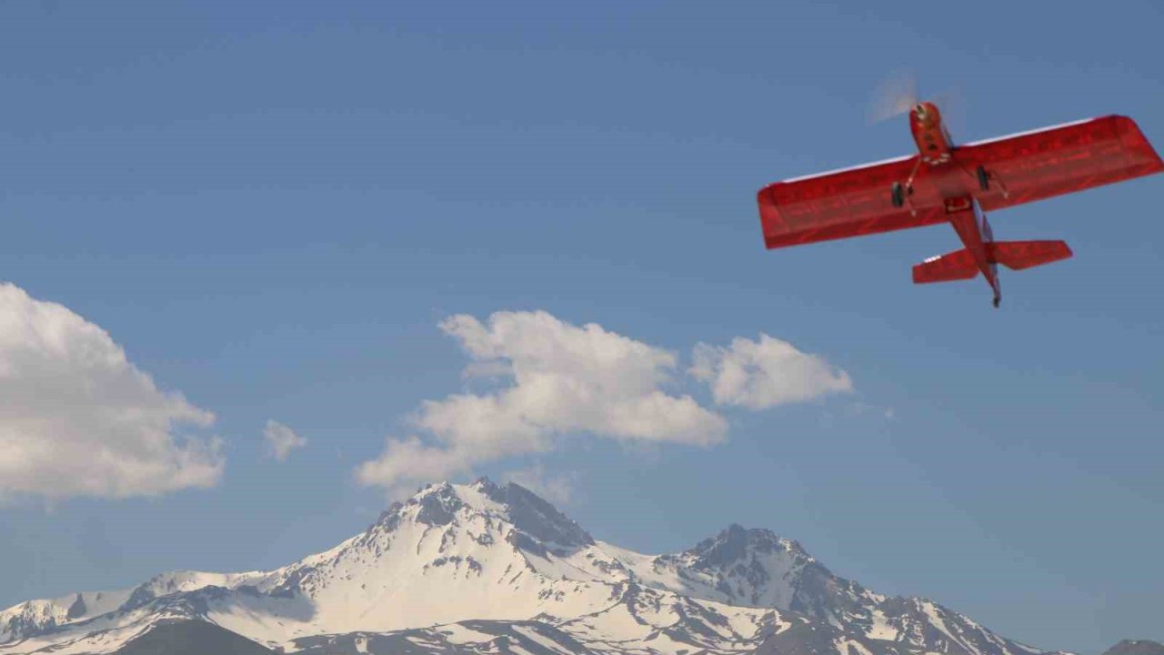 Öğrenciler gökyüzünde yarıştı