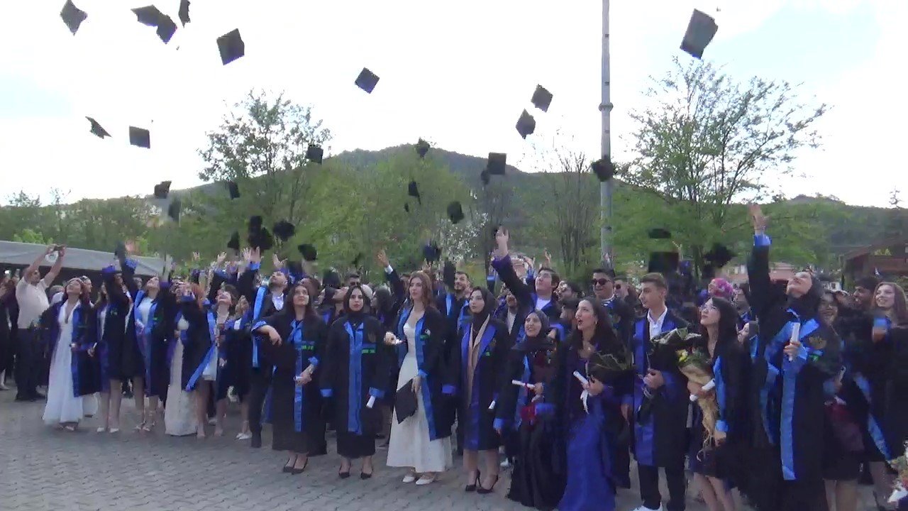 Mudurnu’da 26. dönem mezunları diplomalarını coşkuyla aldı