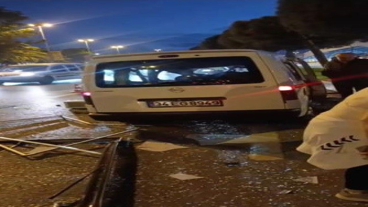 Kartal’da reklam panosuna çarpan araç karşı şeride geçti