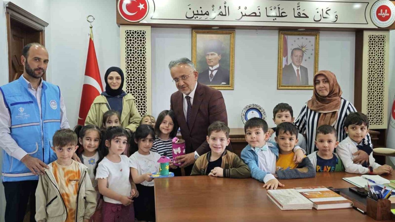 Bayburtlu minikler kumbaralarındaki parayı yetimlerle paylaştı