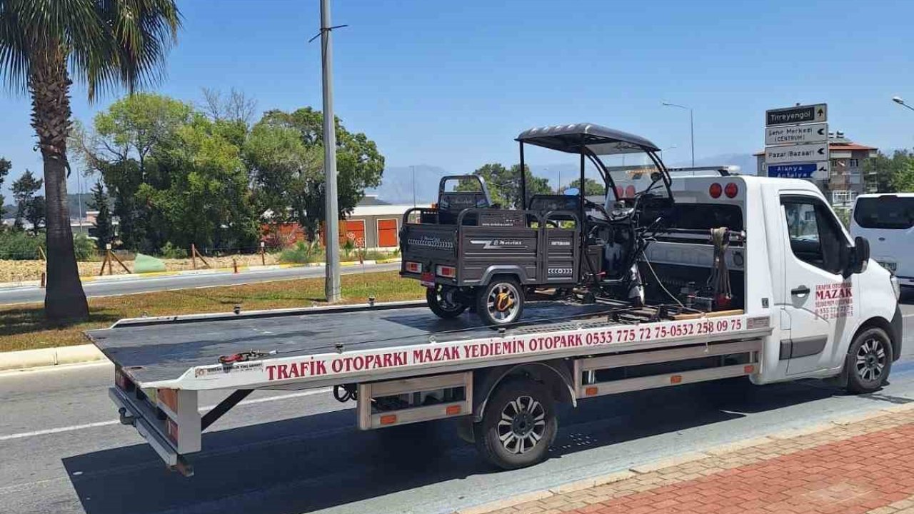 Direksiyon hakimiyetini kaybeden motorlu bisiklet devrildi: 2 yaralı