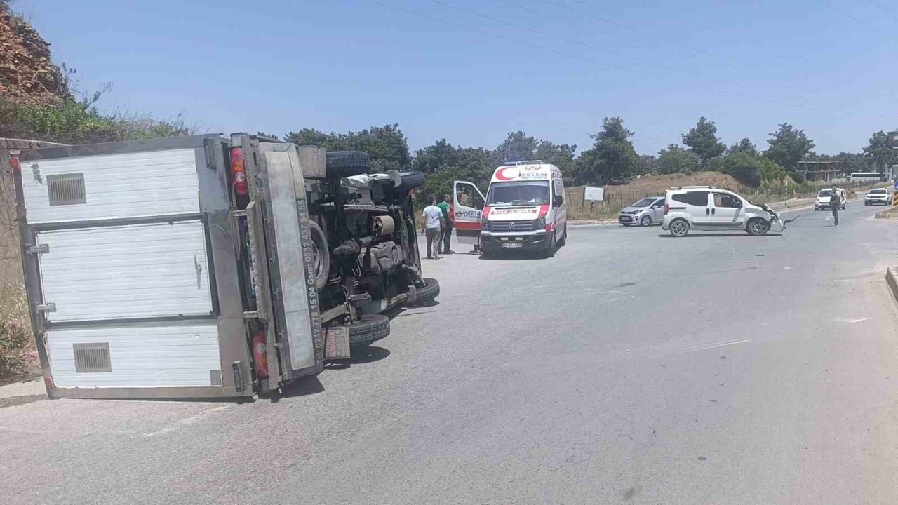 Ticari araç yandan çarptığı kamyoneti devirdi