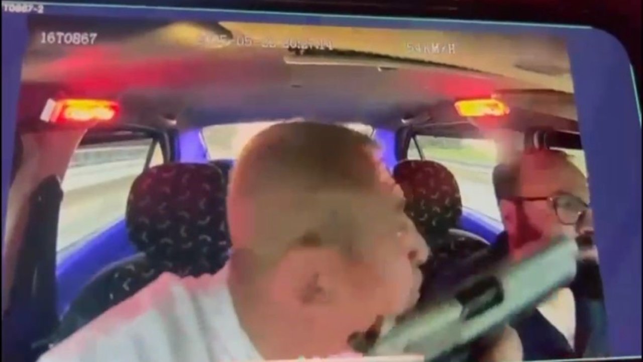 Takside dehşet anları kamerada...Taksiciyi silahla gezdirdi, sonra da parasını gasp etti