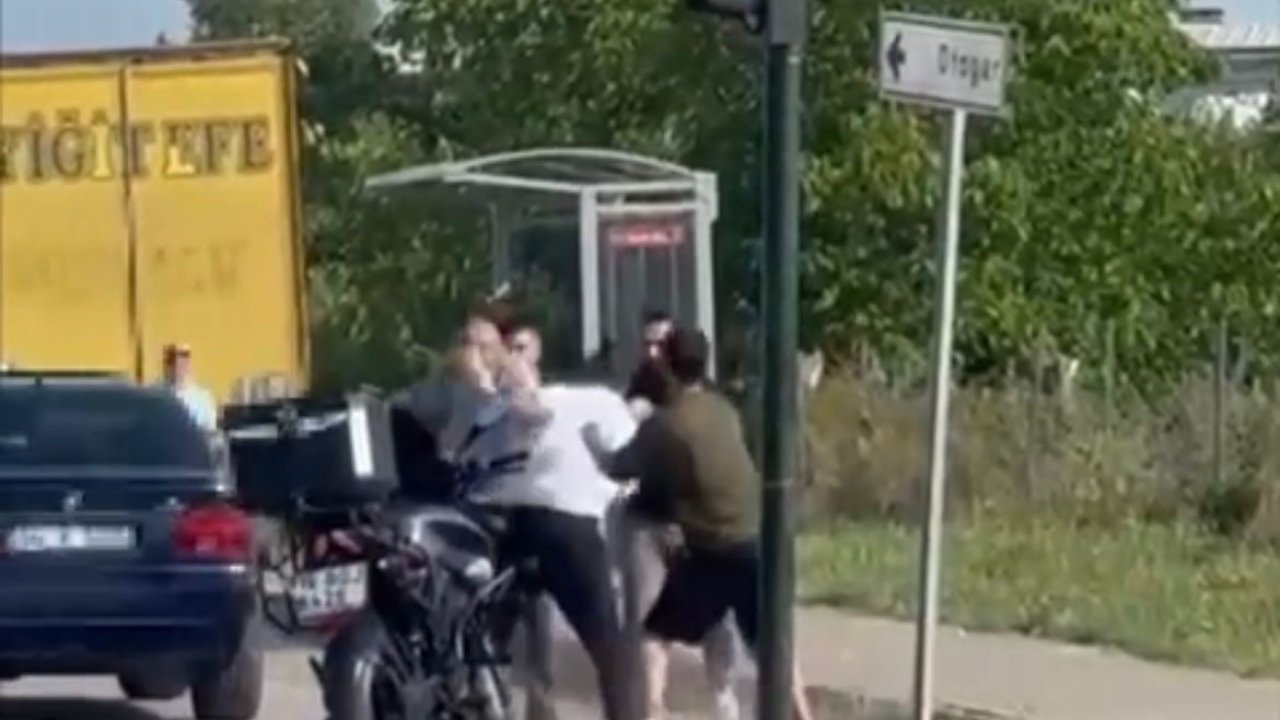 Anayol boks ringine döndü... Trafik durdu yumruklar havada uçuştu