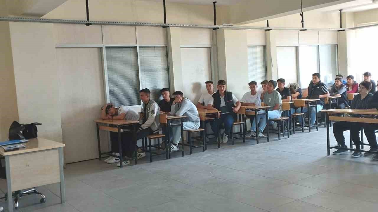 Emet’te lise öğrencilerine sağlıklı yaşam ve hastalıklarla mücadele semineri