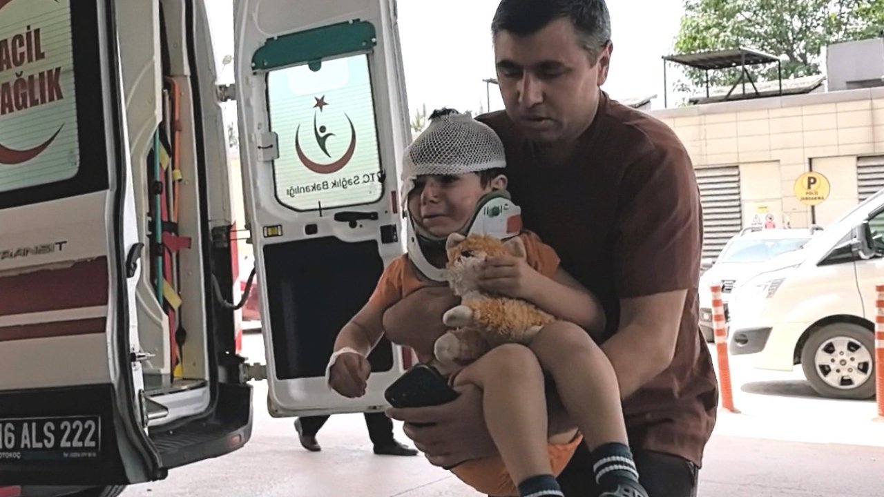 Kazada yaralandı,oyuncağını elinden hiç bırakmadı
