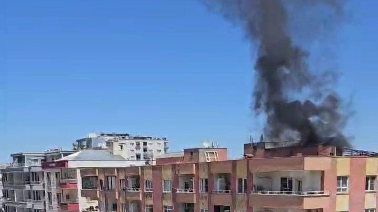 Mardin’de bir binanın çatısında çıkan yangın söndürüldü