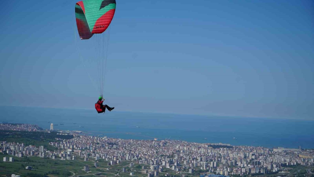 Samsun semaları yamaç paraşütleri ile şenlendi