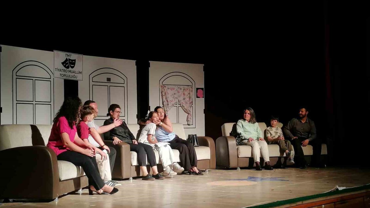 Mut’ta "Gülelim Güldürelim" Tiyatro oyunu büyük beğeni topladı