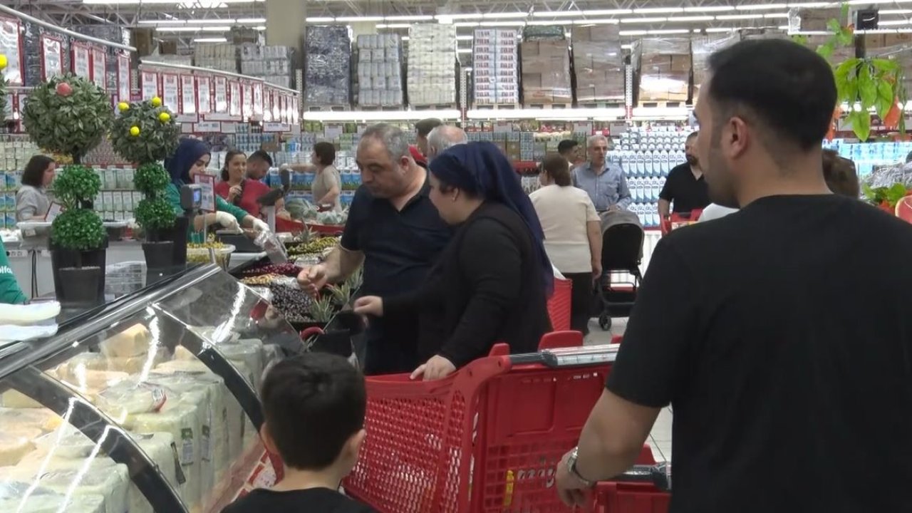 Bayram öncesi büyük indirim yapılan markete vatandaşlar akın etti