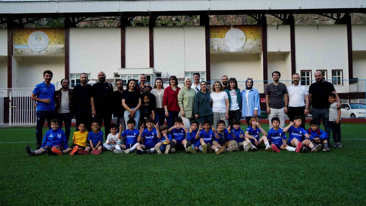 Gümüşhane’de tribünlere anne eli değiyor